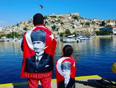 Tούρκος «τουρίστας» φωτογραφίζεται με σημαία του Κεμάλ στην Καβάλα: «Ακολουθάμε τα ίχνη σου»